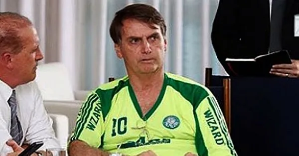 Presidente participa de reunião em Brasília com camisa 'pirata' do Palmeiras