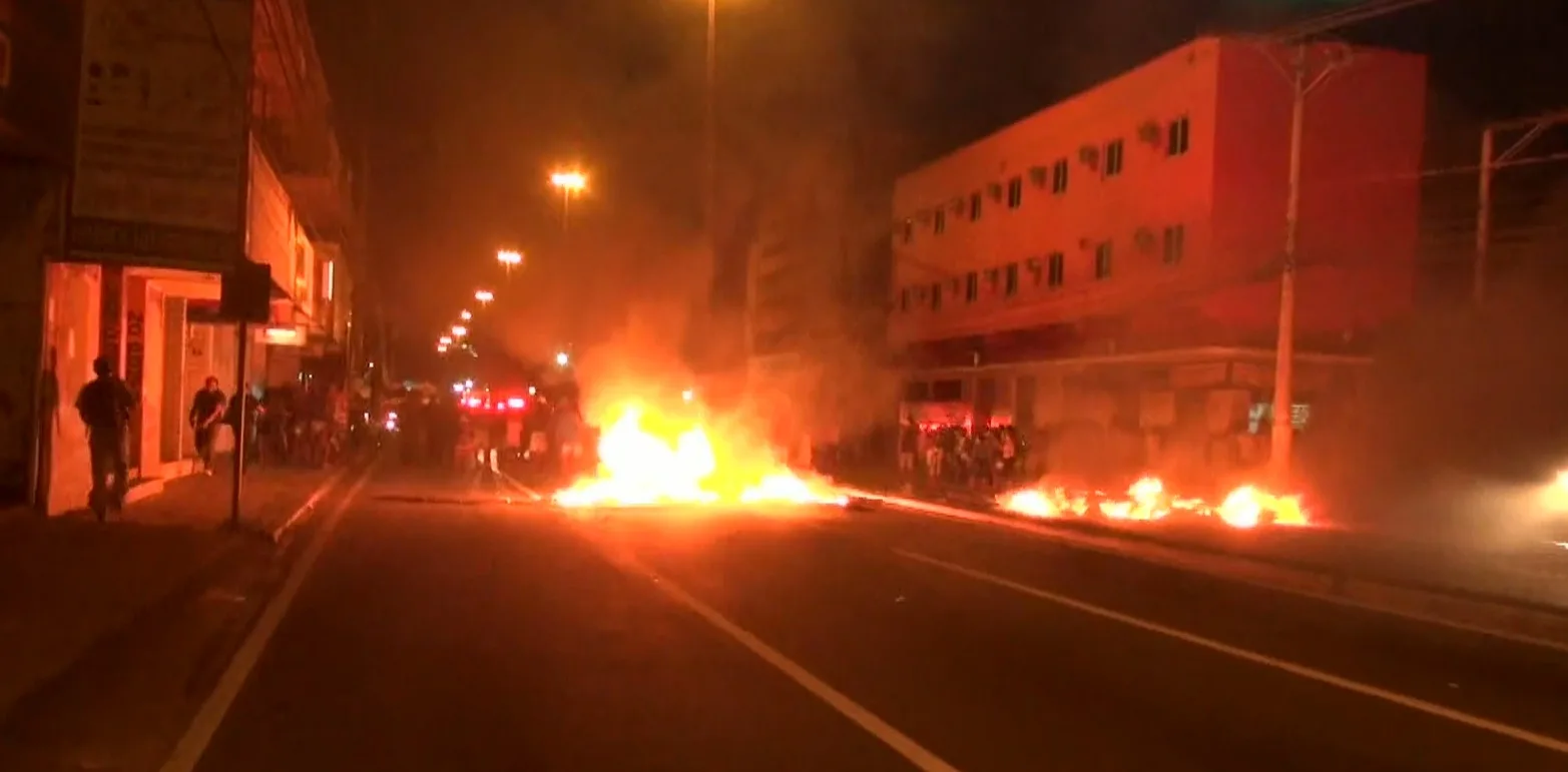 Protesto contra atropelamento de família deixa Avenida Carlos Lindenberg interditada