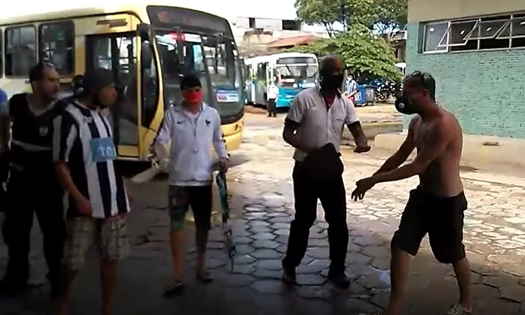 VÍDEO | Homens brigam em fila de terminal e assustam passageiros