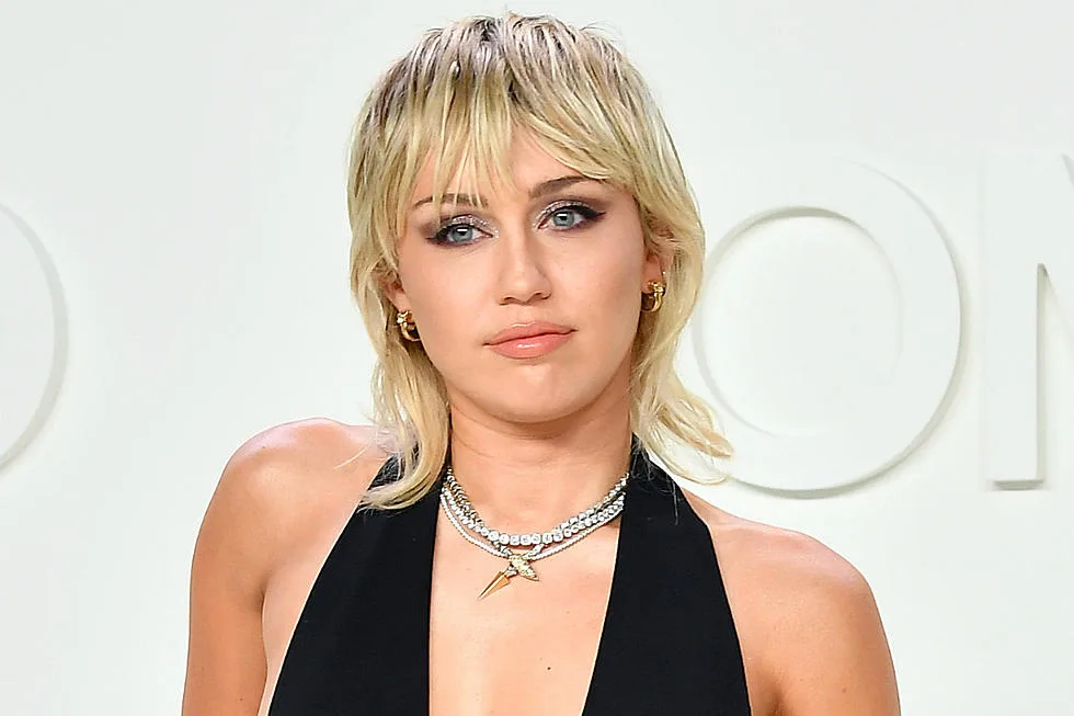 Miley Cyrus muda completamente corte de cabelo, e resultado não é o que esperava