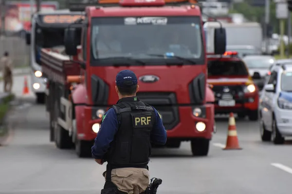 Acidente entre ambulância e carreta deixa feridos na Serra