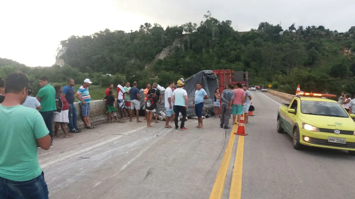 Carreta tomba e interdita trecho da BR 101, em Pedro Canário