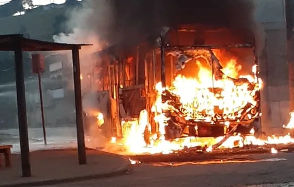 Ônibus do Transcol é incendiado por criminosos em Cariacica