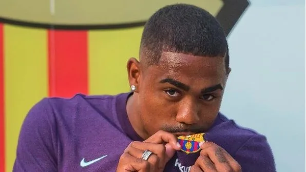 Malcom dá susto em treino do Barcelona e torce o tornozelo direito