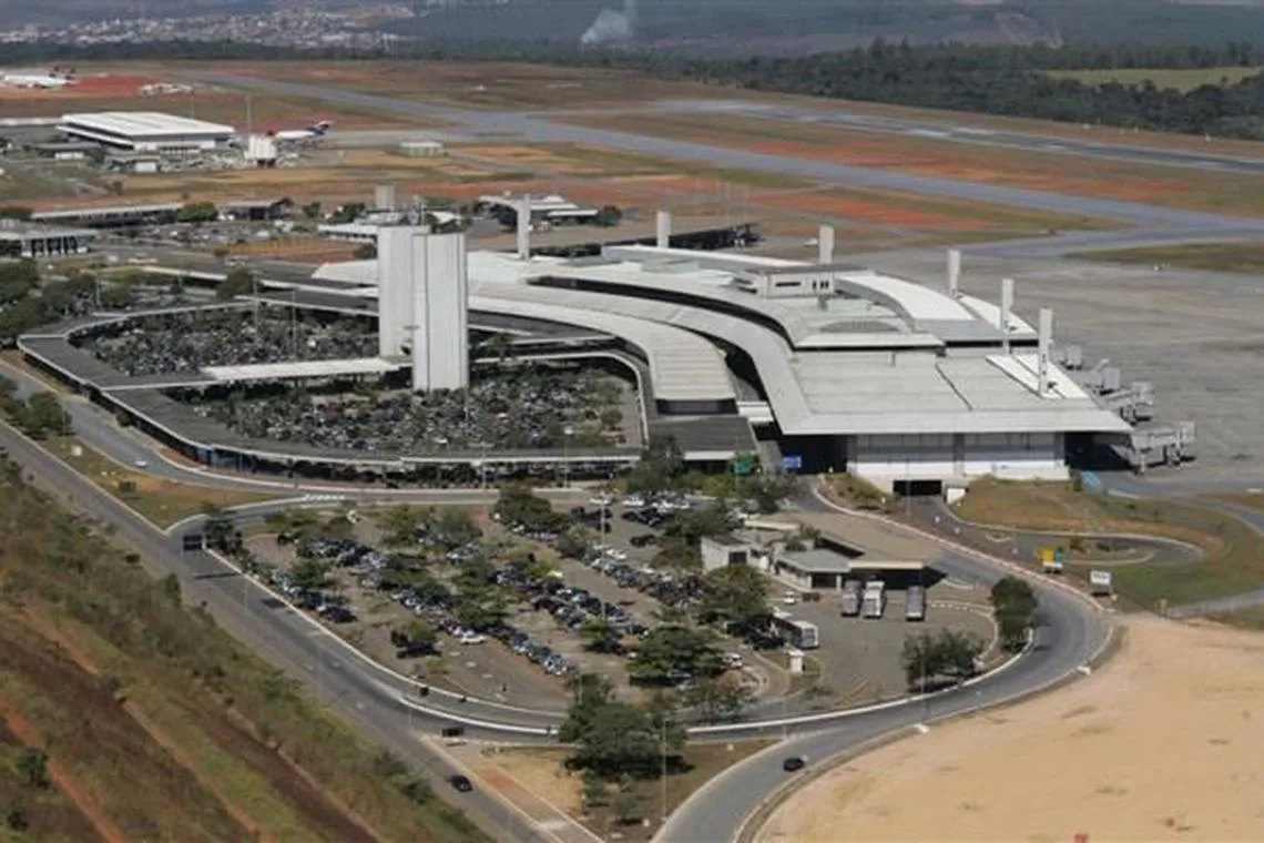 Após 21 horas, pista do aeroporto de Confins é totalmente liberada