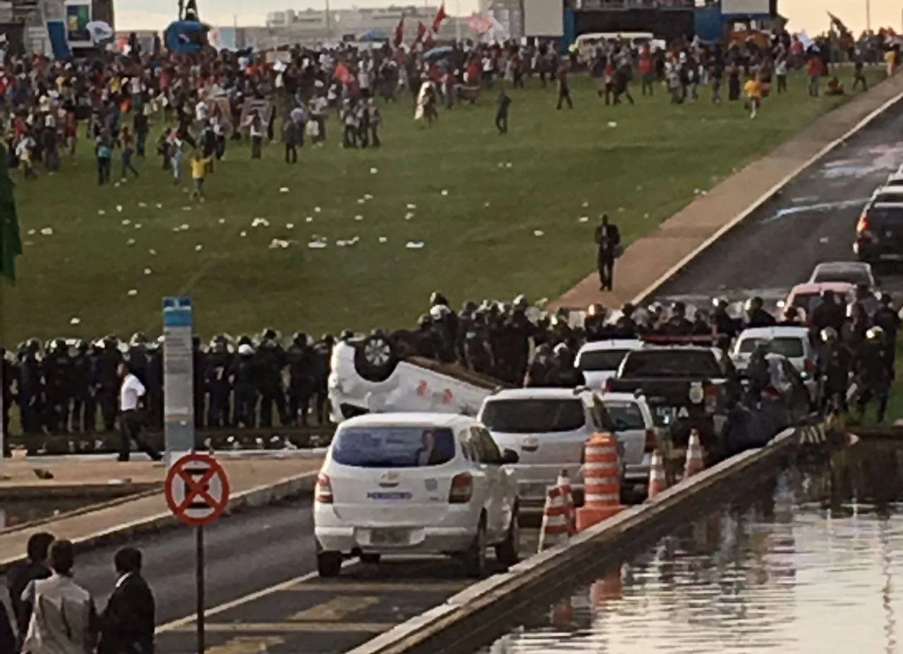 Protesto em frente ao Congresso tem bombas, correria e carros virados