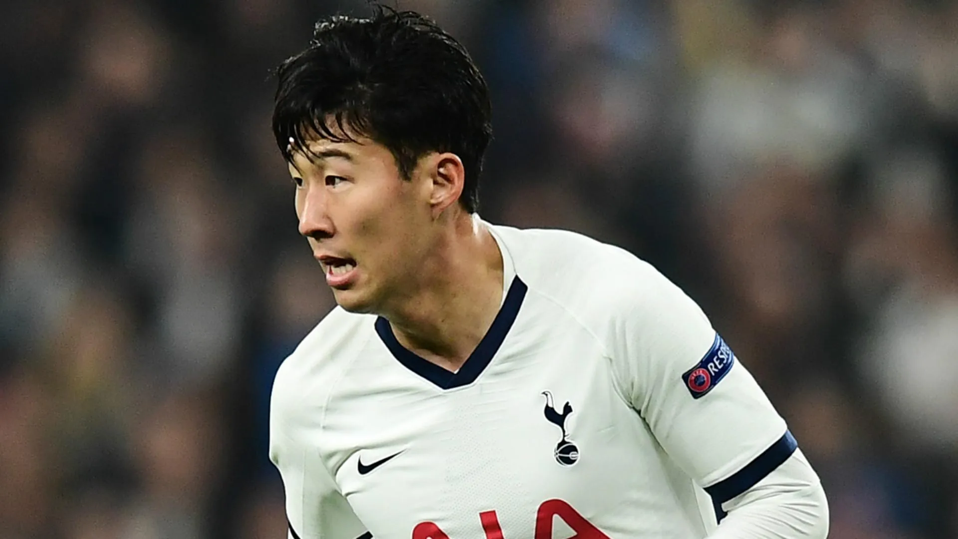 Atacante do Tottenham, cumpre serviço militar durante parada do futebol inglês