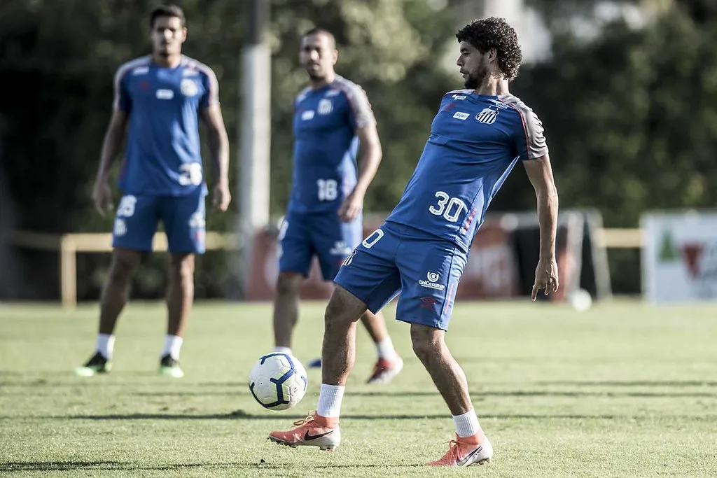 Victor Ferraz sofre lesão no joelho e vira dúvida para duelo contra o Flamengo