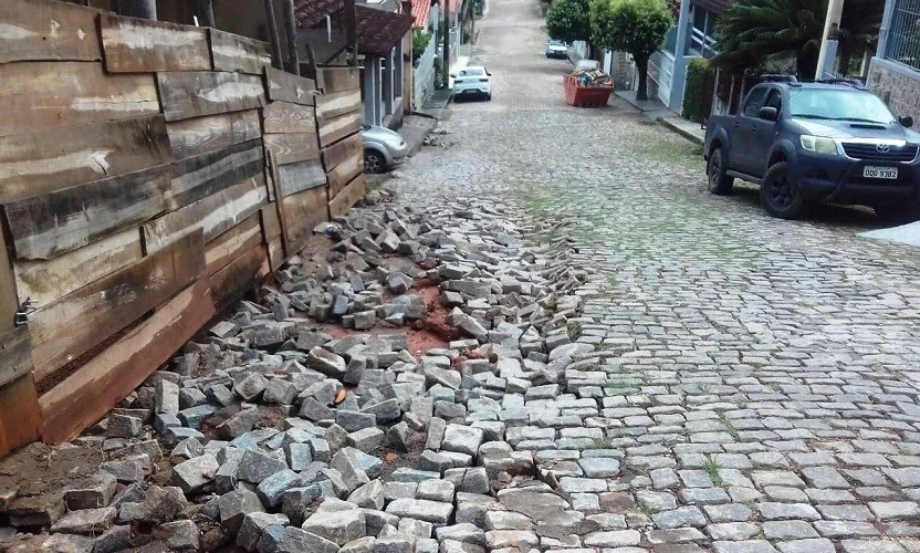 Churrasqueira jogada em canaleta provoca enxurrada em rua de Guaçuí