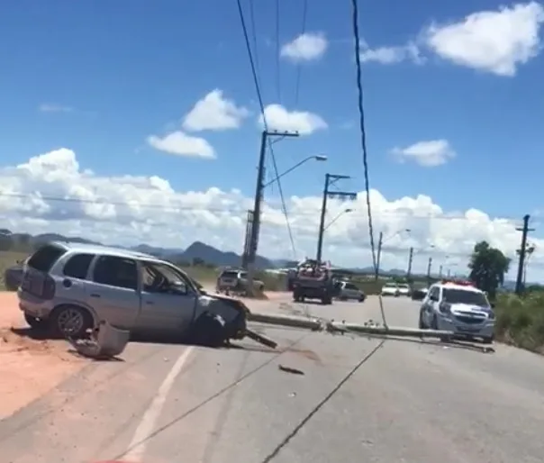 Veículo fica destruído e poste de energia cai no meio de rodovia após acidente na Serra