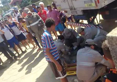 Irmãos são atropelados por caminhão na saída de escola de Linhares