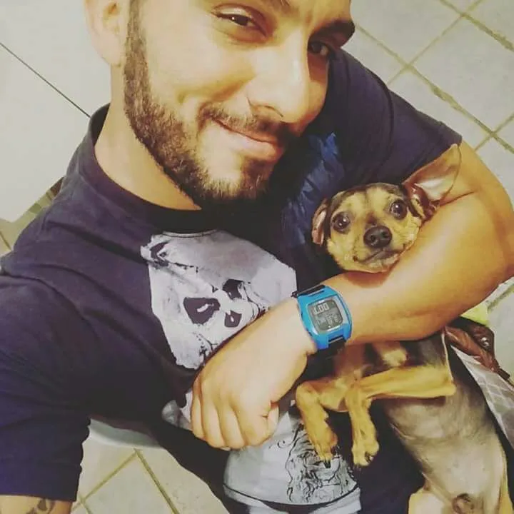 Professor de dança procura cãozinho de estimação roubado durante assalto em Camburi