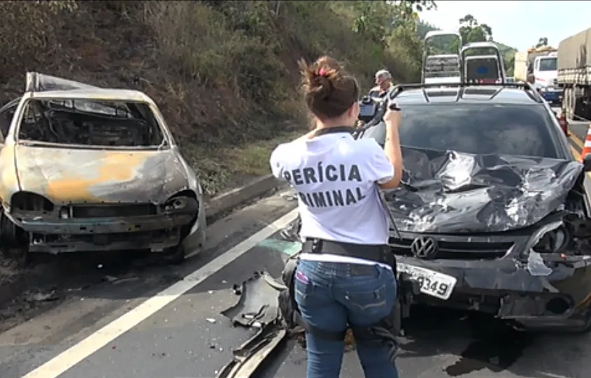 Família libera corpos de vítimas carbonizadas em acidente em Ibiraçu