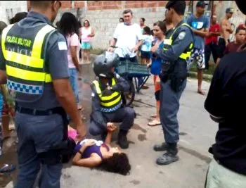 Duas crianças são atropeladas por moto da PM em patrulhamento em bairro da Serra