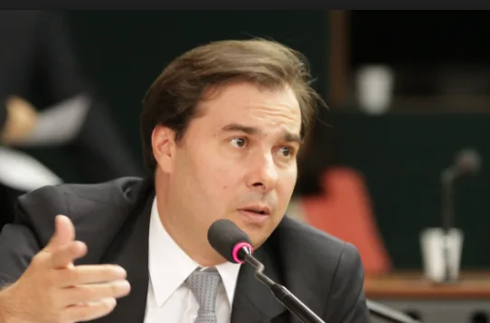 Rodrigo Maia cobra 'mais respeito' do Planalto