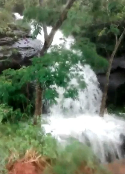 Chuva forma 'cachoeira' às margens de estrada em Guarapari