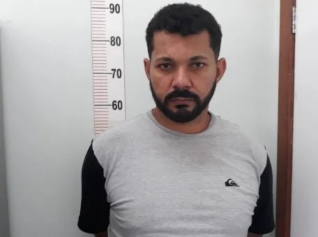 Polícia prende homem suspeito de usar casa de luxo para refinar cocaína em Guarapari