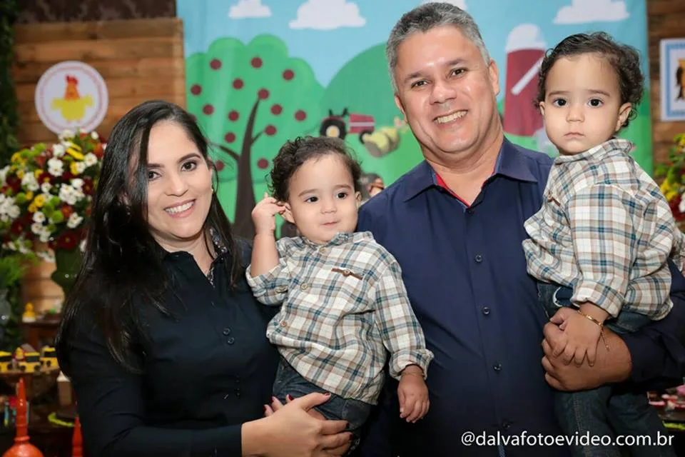 Gêmeos de um ano e dois meses morrem afogados em piscina de casa