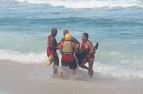 Helicóptero cai em praia da zona oeste do Rio de Janeiro