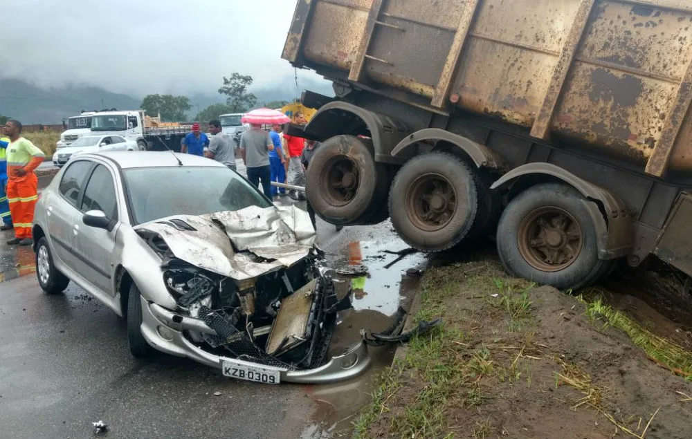 Acidente entre caminhão e dois carros deixa três feridos na Rodovia do Contorno