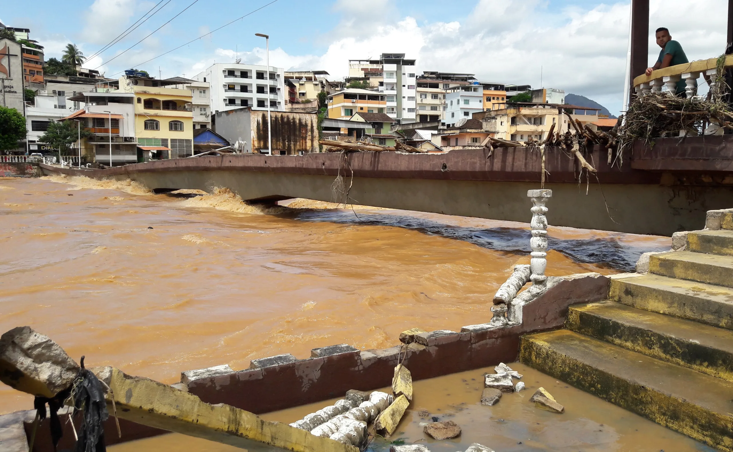 Pontes e ruas em Cachoeiro continuam interditadas após enchente