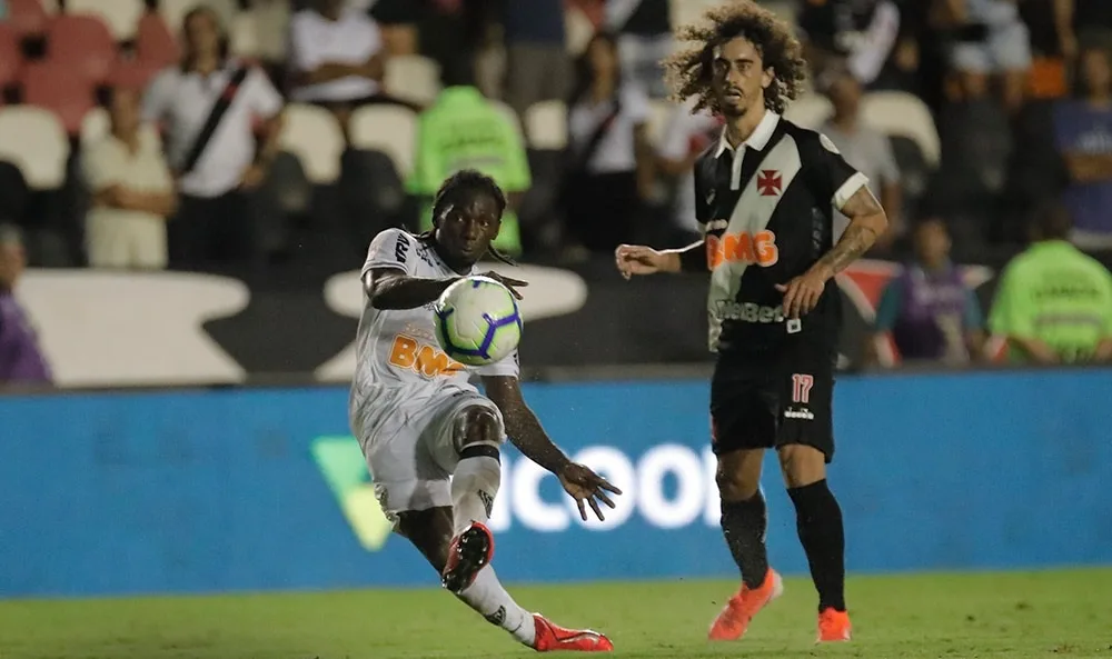 Com golaço de Chará no fim do jogo, Atlético-MG derrota Vasco no Rio