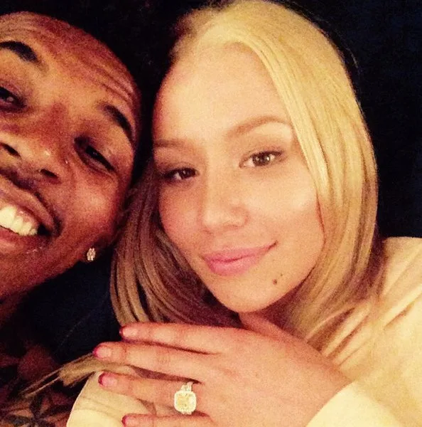 Iggy Azalea é pedida em casamento e exibe anel em redes sociais