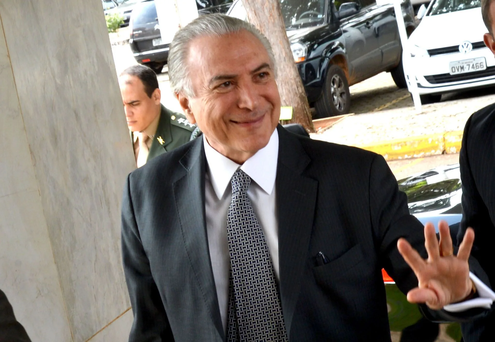 Brasília – Michel Temer chega a Vice-Presidência onde recebeu parlamentares e empresários na manhã de hoje (Antonio Cruz/Agência Brasil)