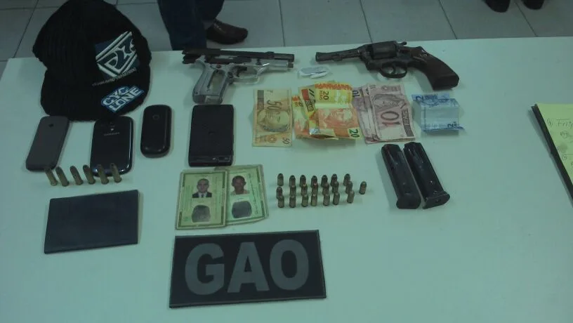 Gangue é presa com armas dentro de táxi em Vila Velha