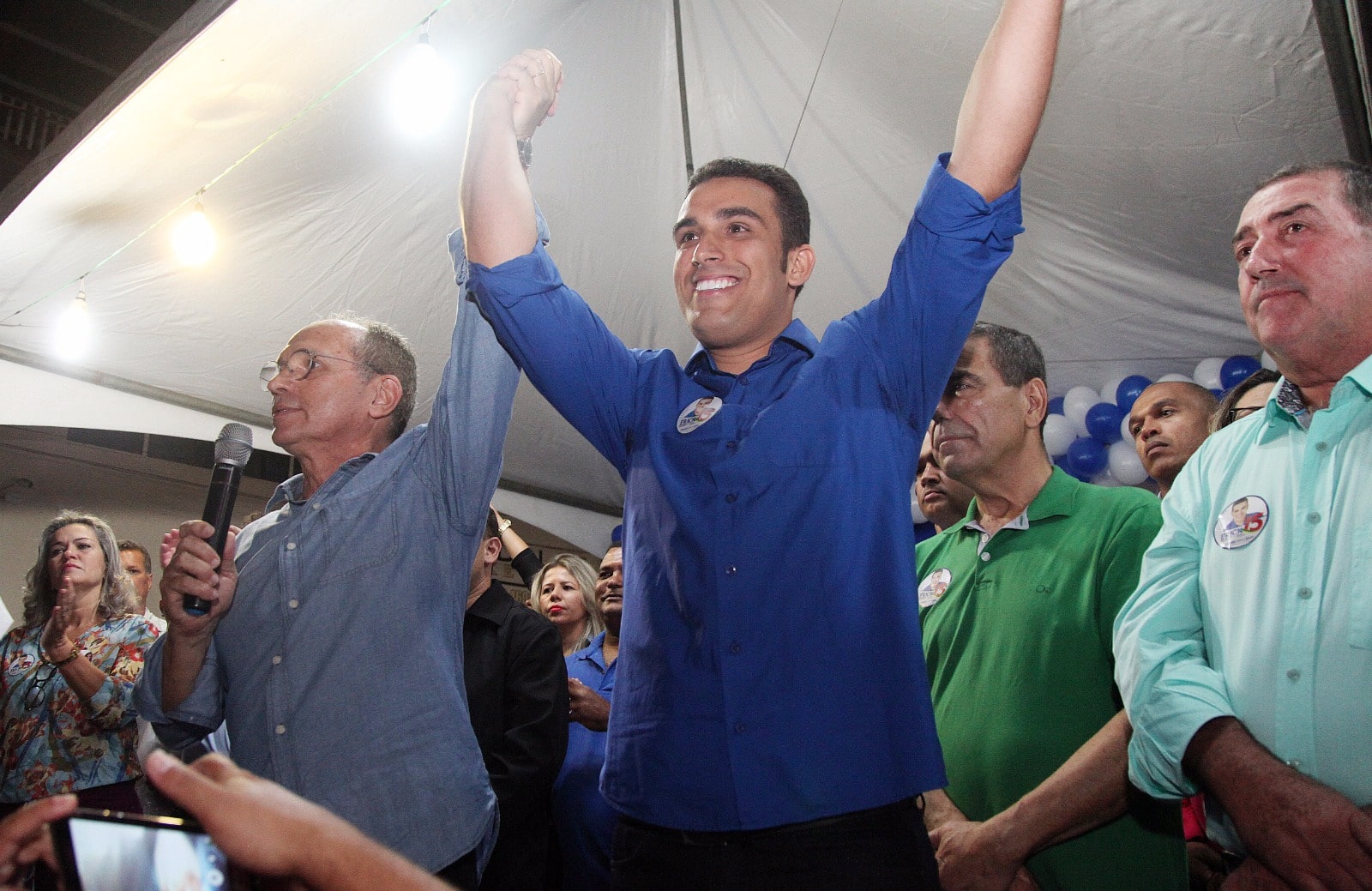 Nos últimos suspiros da campanha, Hartung sobe em palanque de candidato a prefeito