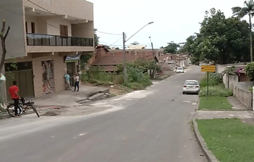 Jovem é baleado e pede ajuda na porta de igreja na Serra