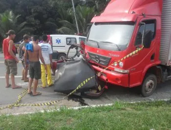 Carro bate em caminhão e motorista fica gravemente ferido em Viana