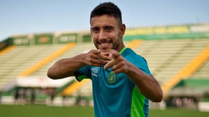 Chapecoense confirma que Alan Ruschel fará seu retorno contra o Barcelona