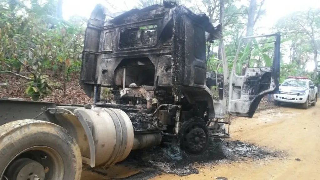 Caminhão roubado no Rio de Janeiro é incendiado e achado em Linhares