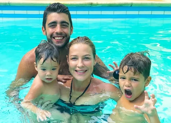 Luana Piovani posa na piscina ao lado de Pedro Scooby e os filhos