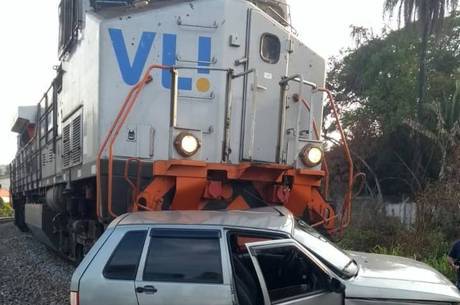 Carro com mãe e os dois filhos é atingido por trem enquanto atravessava linha férrea