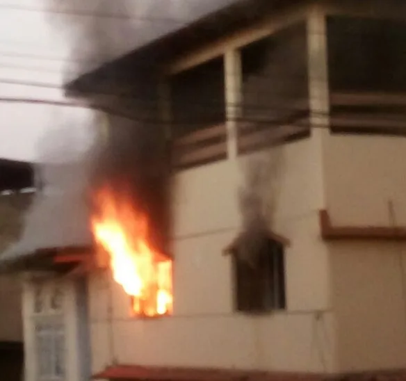 Residência é atingida por chamas em Cachoeiro de Itapemirim