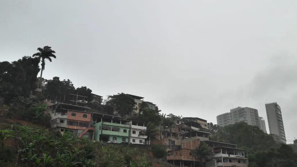 Dia nublado e com chuva em Cachoeiro após chegada de nova frente fria