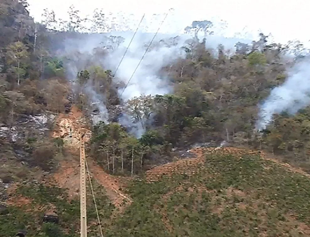 Incêndio que atinge mata em Marilândia está 90% controlado, diz Defesa Civil