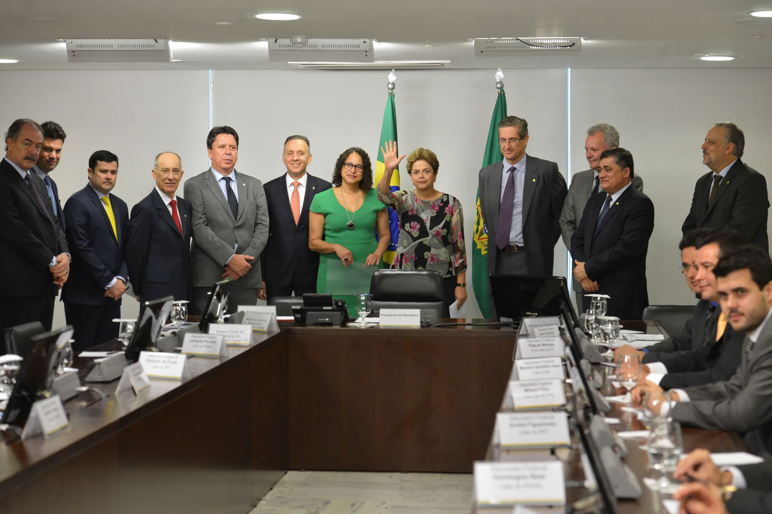 A presidenta Dilma Rousseff, se reúne com deputados da base aliada que lhe entregam manifesto contra o impeachment e apoio ao governo (José Cruz/Agência Brasil)