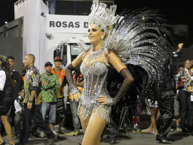 Apresentadora Ana Hickmann anuncia saída da Vai-Vai