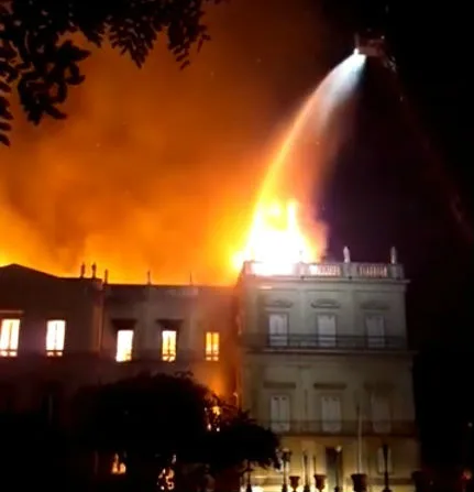 Incêndio atinge Museu Nacional do Rio de Janeiro