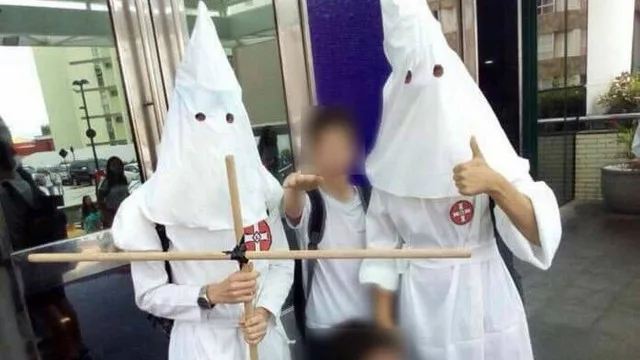 Estudantes de Salvador se vestem como membros da Klu Klux Klan