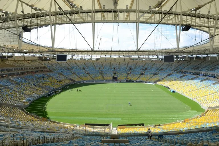 Governo do Rio e Maracanã recuperam peças perdidas da Calçada da Fama do estádio