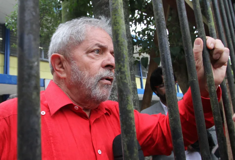 SP – LAVA JATO/LULA/ARQUIVO – POLÍTICA – Imagem de arquivo do dia 26/10/2014. O ex-presidente Lula concede entrevista na grade da escola estadual João Firmino, em São Bernardo do Campo, onde votou. 26/10/2014 – Foto: RICARDO TRIDA/ESTADÃO CONTEÚDO