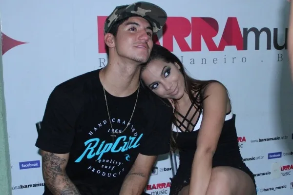 Anitta posa ao lado de Gabriel Medina em camarim no Rio