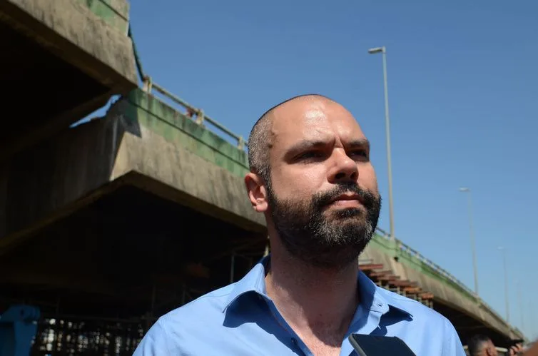 O prefeito de São Paulo, Bruno Covas, faz uma nova vistoria nas obras de recuperação do viaduto da pista expressa da Marginal Pinheiros