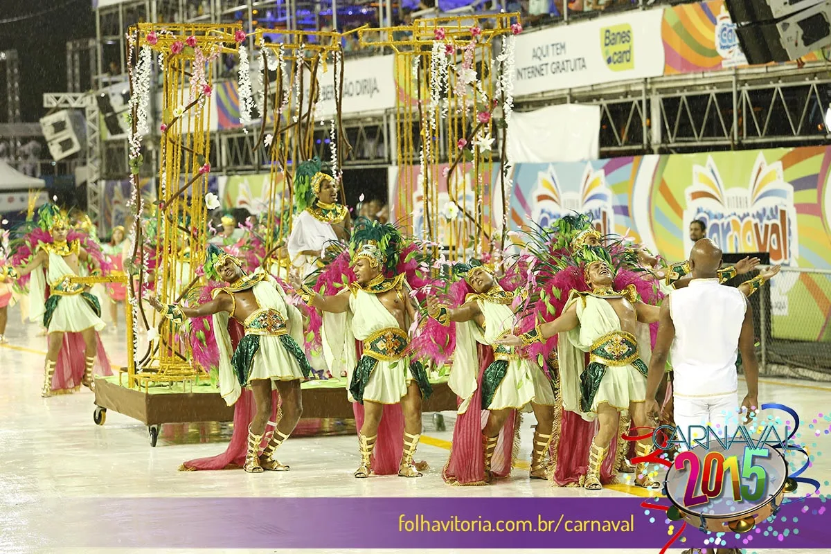 Debaixo de chuva, Imperatriz entra na avenida em busca de título inédito no Carnaval de Vitória