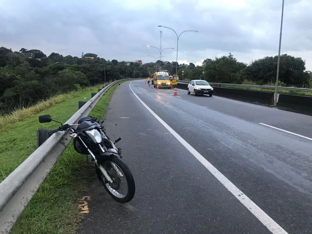 Motociclista morre após bater em poste na Rodovia do Sol, em Vila Velha