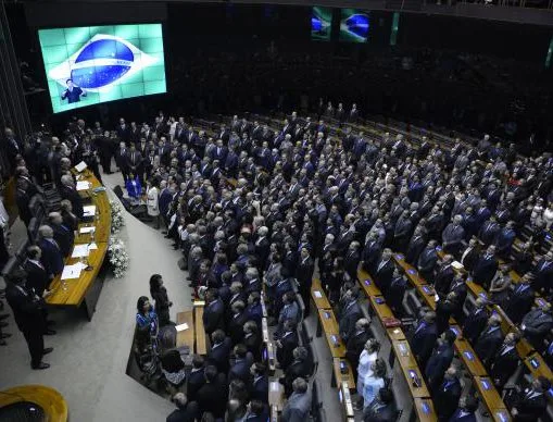 Deputados são empossados e iniciam negociações para formação de blocos